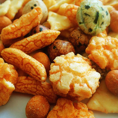 kupować Gorąca sprzedaż krakersy ryżowe z powlekanymi orzeszkami ziemnymi japońskie przekąski zbożowe mieszane krakersy ryżowe Senbei online manufacture