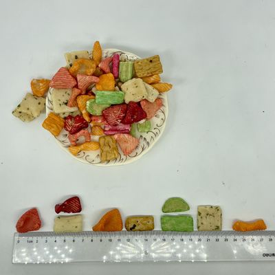 kupować Krupiące, pieczone, lepkie krakersy ryżowe z skrobią tapioki, wielokrotne kształty online manufacture