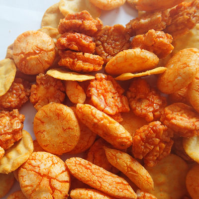 Dobra cena. Chrupiące, pikantne herbatniki smażone z wodorostów o wielu kształtach w Internecie