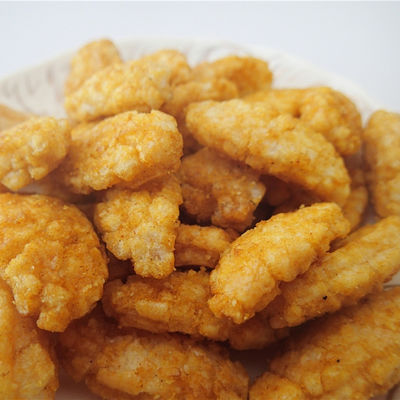 Dobra cena. OEM Japoński krakers ryżowy Chrupiące przekąski zbożowe Pieczone krakersy ryżowe Dmuchana przekąska w Internecie