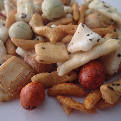 Dobra cena. Skrobiowe Japońskie Pieczone Krakersy Ryżowe Mieszanka Krakersów Ryżowych Z Pokrytymi Orzeszkami Ziemnymi w Internecie