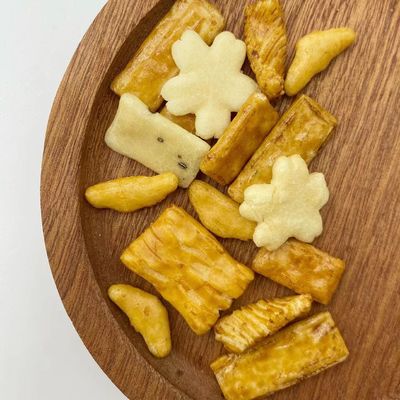 Dobra cena. Chrupiące krakersy ryżowe z sosem sojowym w Internecie