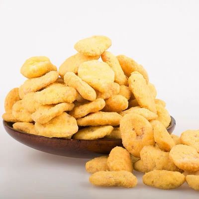 Dobra cena. Klasyczny Oświecony Pieczony Bób Fasola Fava w Złotym Kolorze Lekko Solona w Internecie