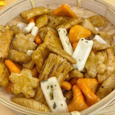 Krakersy ryżowe w wielu kształtach Wodorosty japońskie Mieszanka ryżowych krakersów