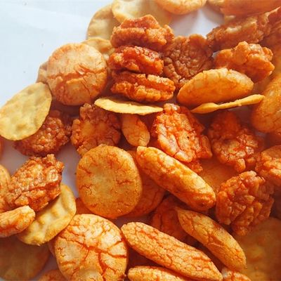 Dobra cena. Okrągłe krakersy ryżowe z wodorostów trzymane w wentylowanym miejscu z dala od światła w Internecie