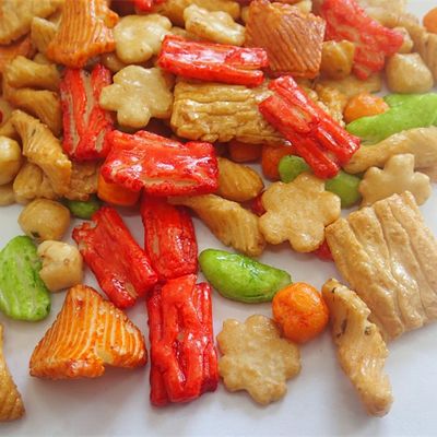 Zdrowe, prostokątne japońskie ciasteczka ryżowe: bogate w smak, niskie w tłuszcz