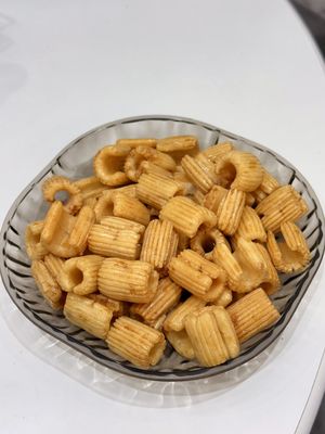 Dobra cena. Doświadcz idealnej równowagi smaku i chrupienia w pieczonych pikantnych krakersach ryżowych z krewetek w Internecie