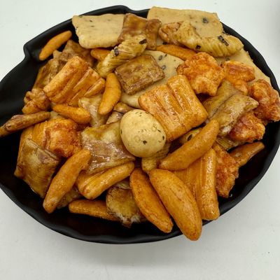 Dobra cena. 7.5KG Masowa smażona ryż krakersy Chrupienka tekstura OEM ODM wyprodukowany w Internecie