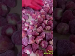 Świeże składniki Krzypki i smaczne suszone na zimno truskawki